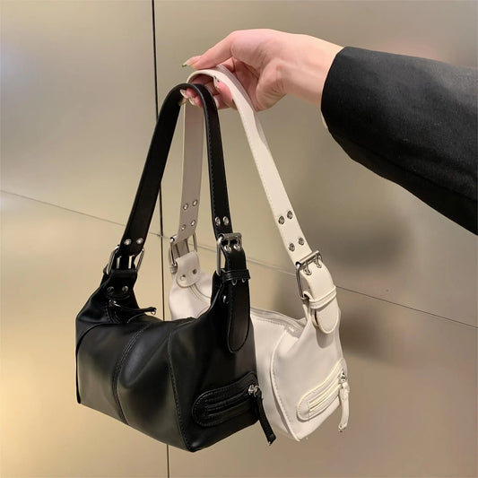 Roxy – schoudertas met metalen accenten en grove rits