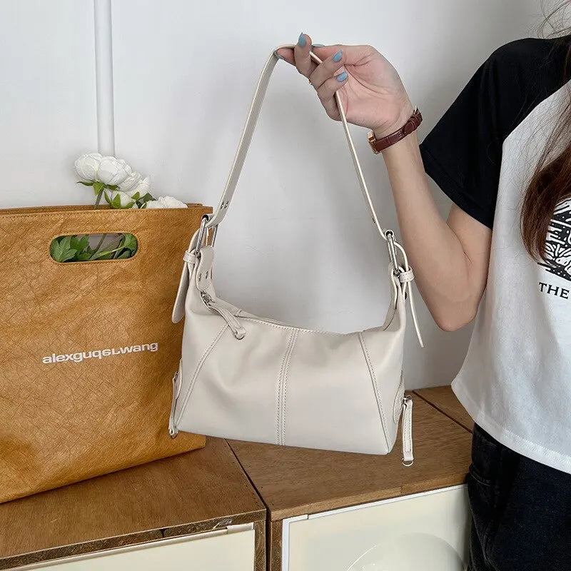 Roxy – schoudertas met metalen accenten en grove rits
