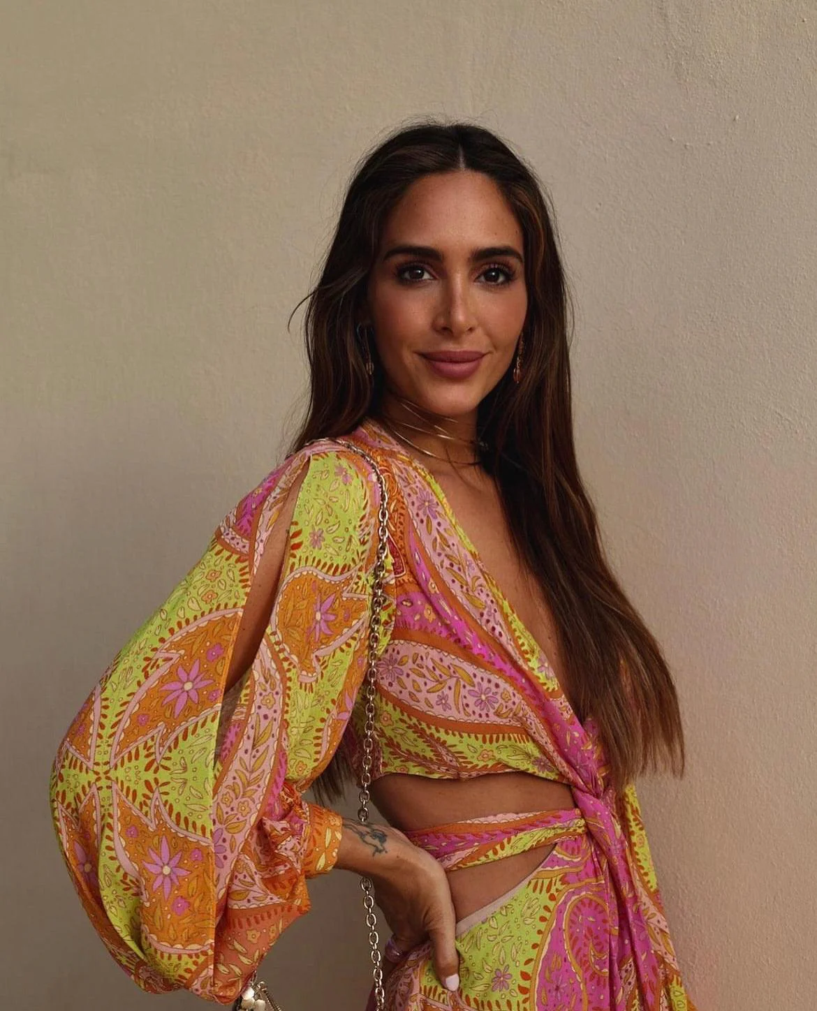 Mira – Mini zomerjurk met V-hals en paisleyprint