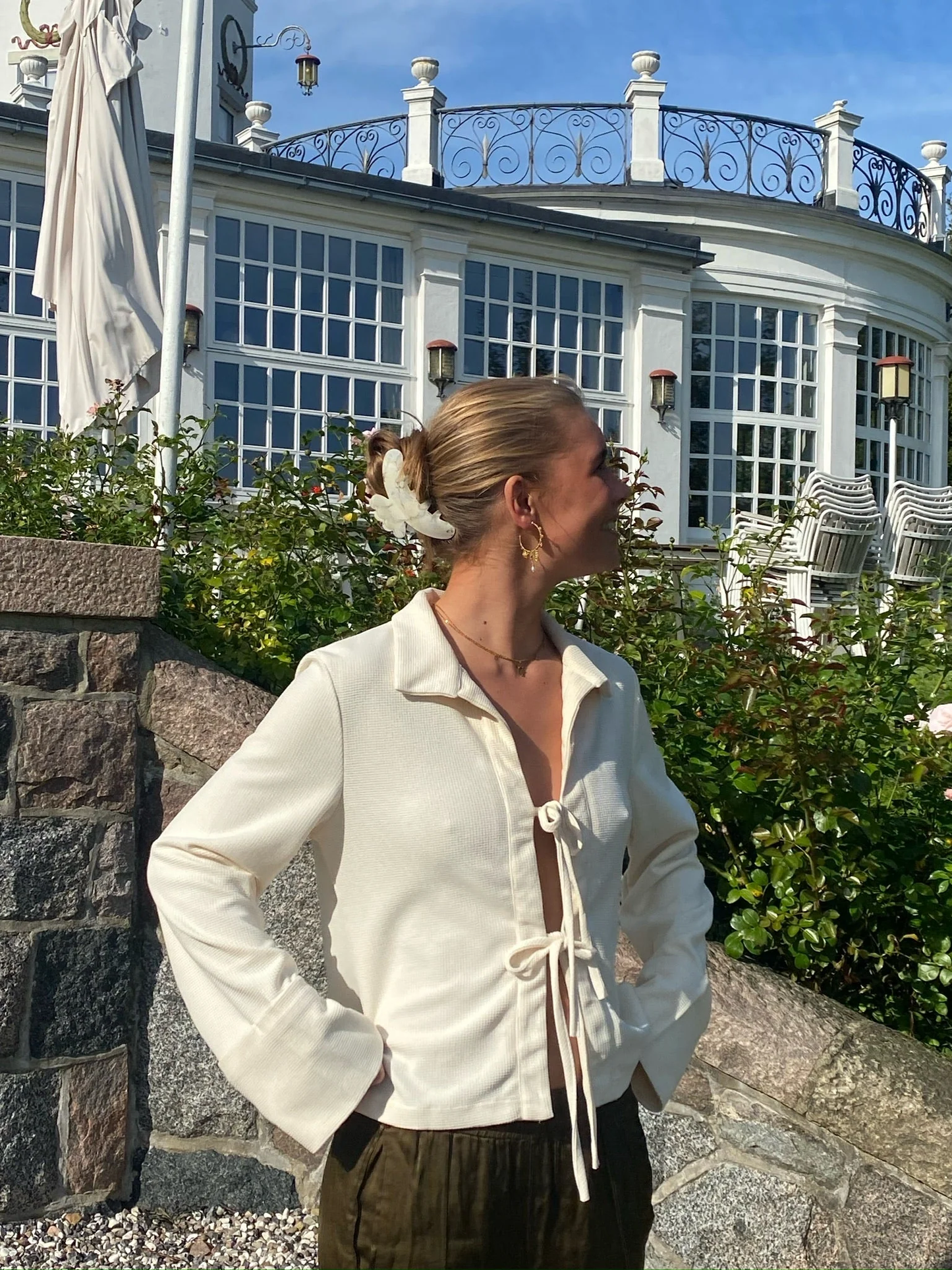 Milou – Crèmekleurige dames blouse van cupro met strikdetails en manchetten