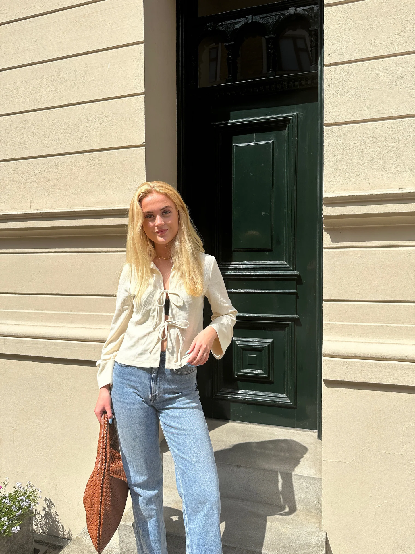 Milou – Crèmekleurige dames blouse van cupro met strikdetails en manchetten