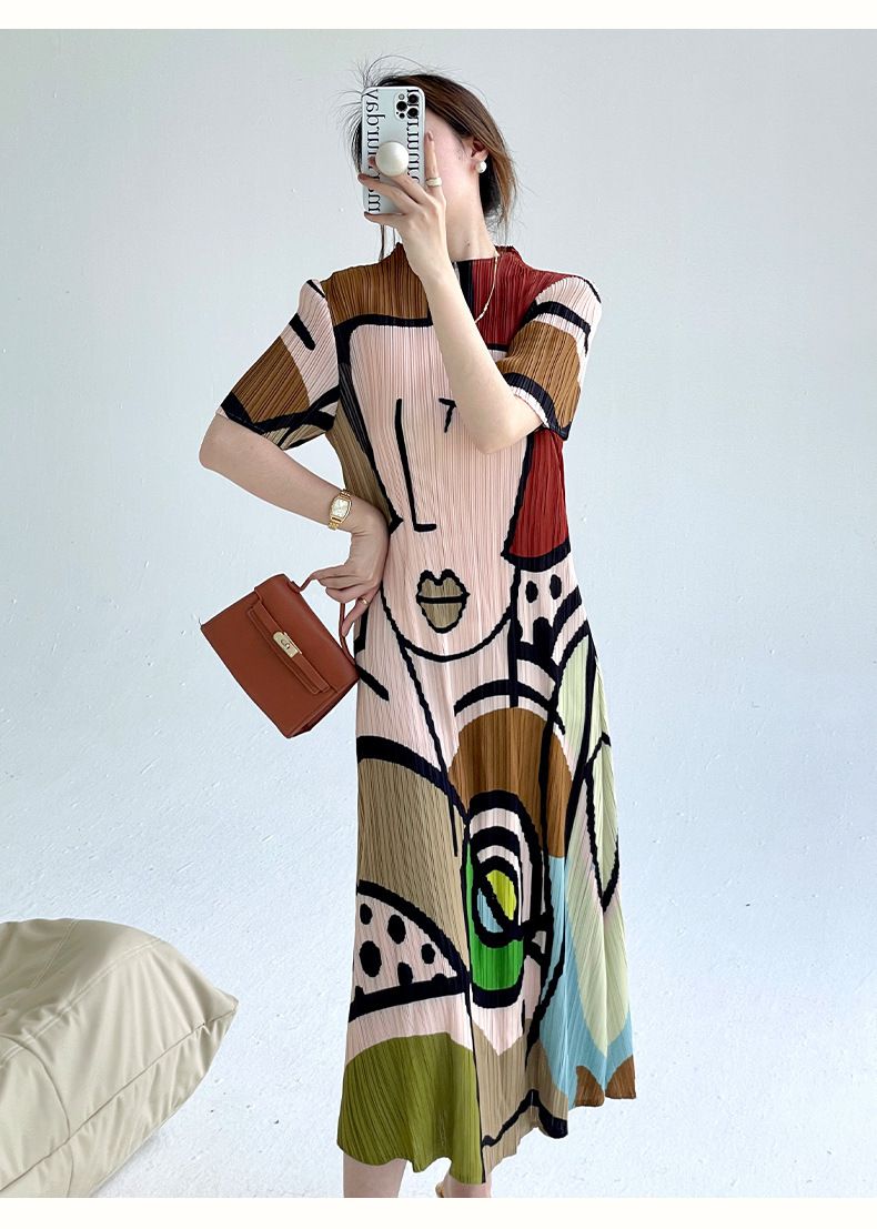 Lotte – Geplooide midi jurk met korte mouwen en glanzende stof