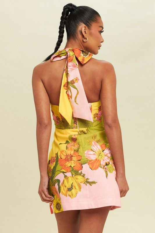 Isla – Zomerse A-lijn halter jurk met open rug en knoopdetail