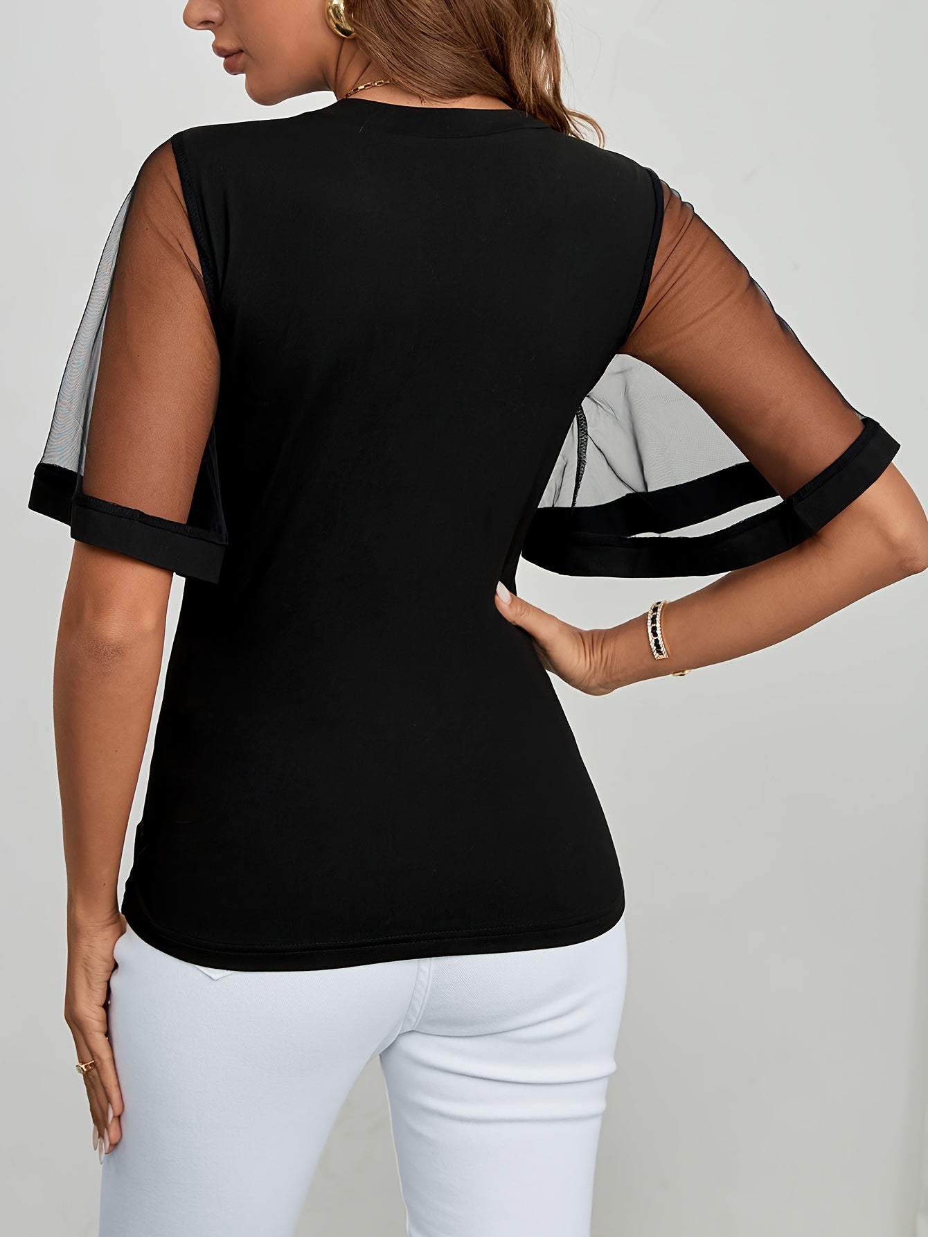 Nina – Polyester shirt met doorzichtige mesh klokmouwen en ronde hals