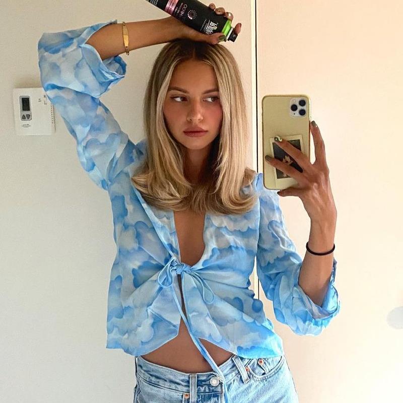 Nova – Chiffon blouse met wolkenprint en striksluiting