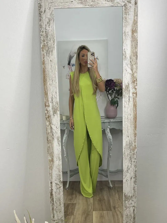 Mira – Zachtgrijze jersey set met asymmetrische top en hoge taille broek