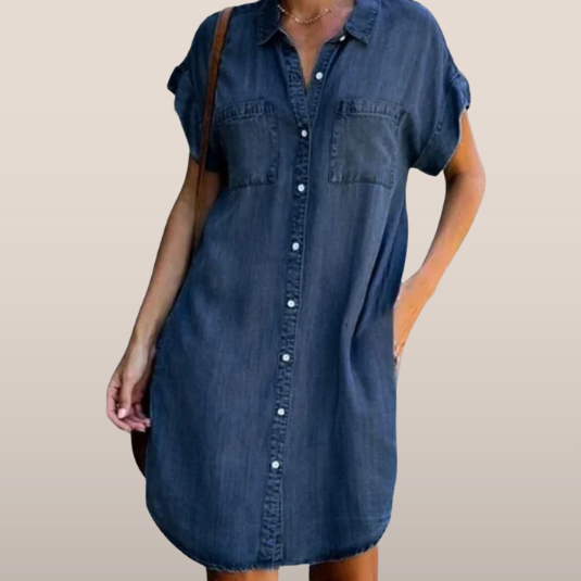 Noor – Lichte denim jurk met borstzakken en rechte snit