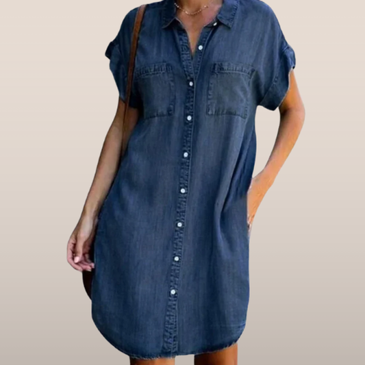 Noor – Lichte denim jurk met borstzakken en rechte snit