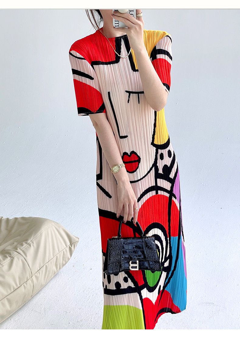 Lotte – Geplooide midi jurk met korte mouwen en glanzende stof