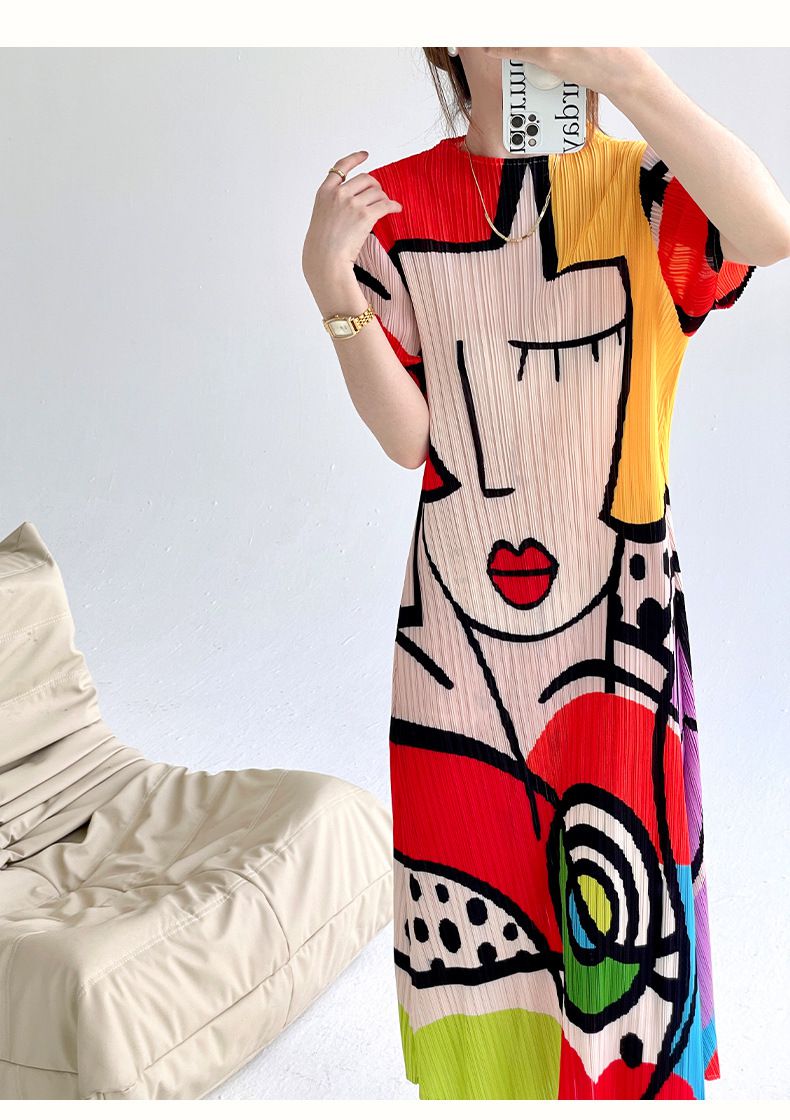 Lotte – Geplooide midi jurk met korte mouwen en glanzende stof