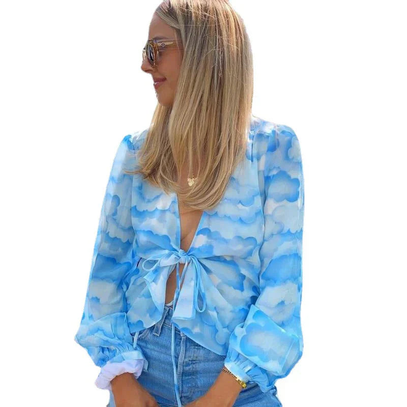 Nova – Chiffon blouse met wolkenprint en striksluiting