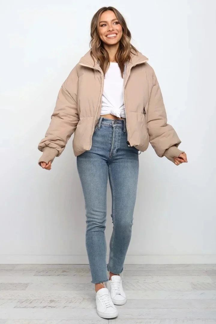 Blush – pastelroze puffer jas met hoge kraag en relaxte pasvorm