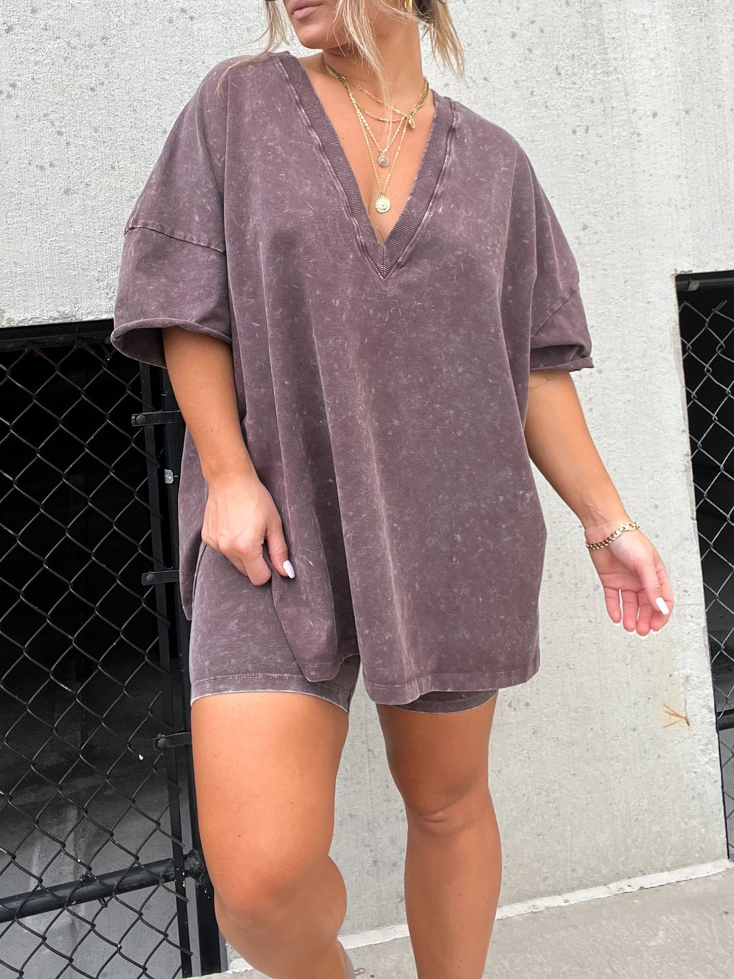 Sanne – Casual dames set met V-hals shirt en biker short
