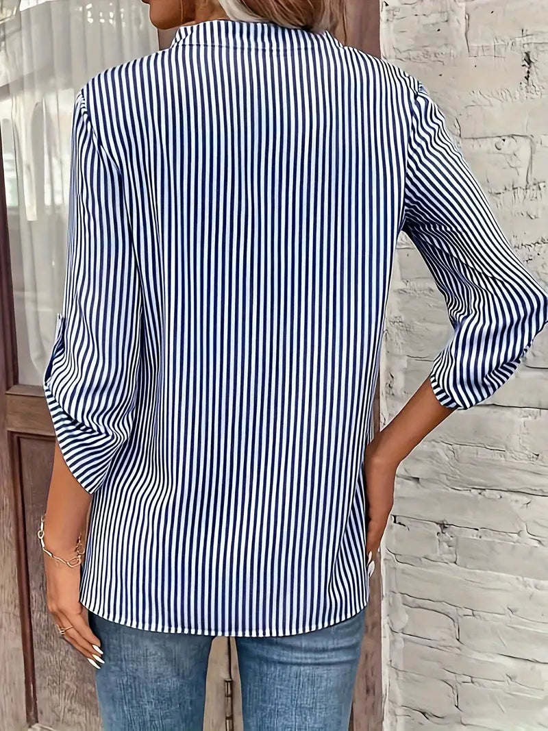 Camille - Luchtige Blouse met Tijdloos Streeppatroon en Flatterende V-hals