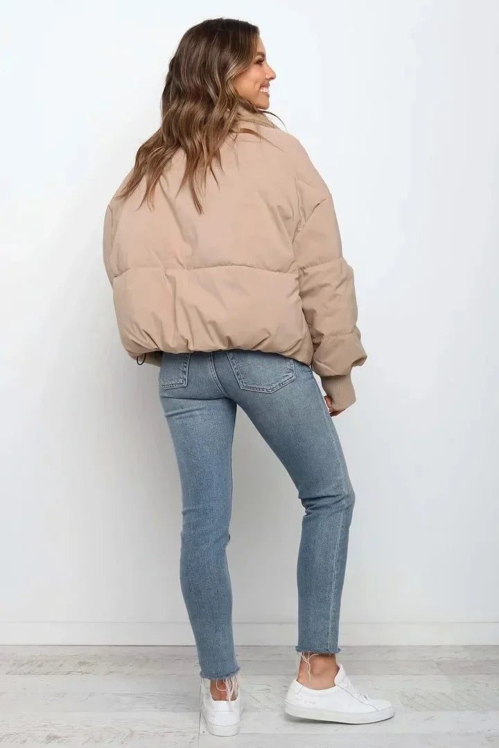 Blush – pastelroze puffer jas met hoge kraag en relaxte pasvorm