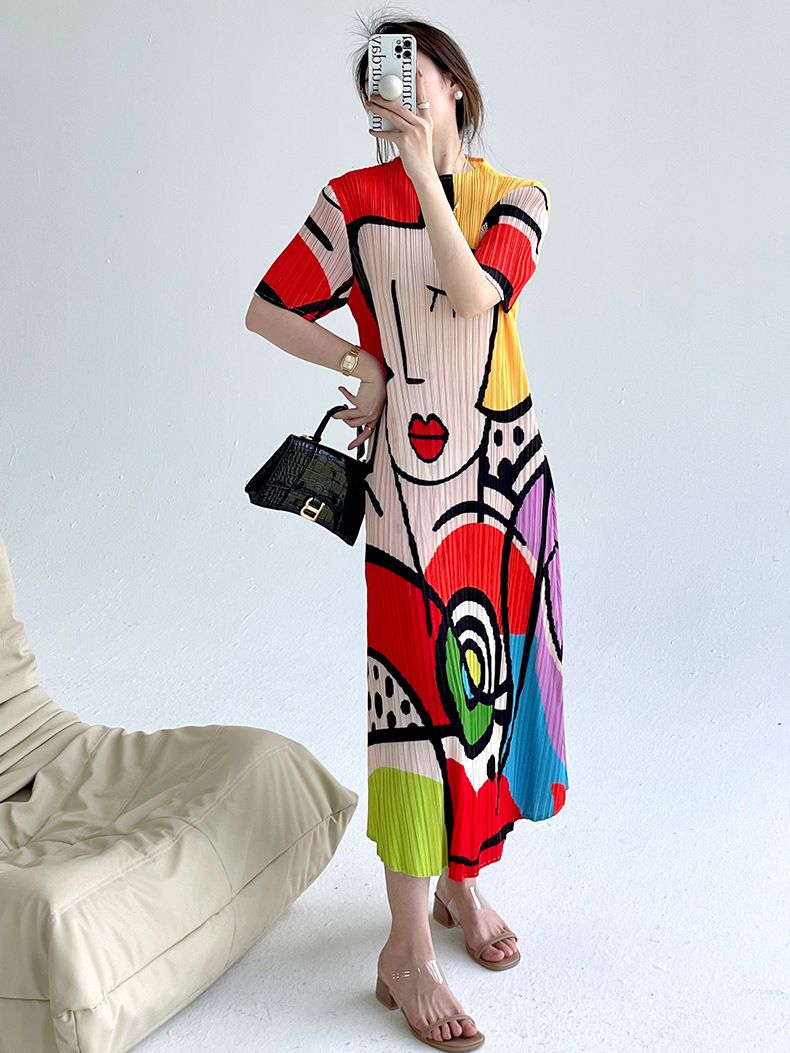 Lotte – Geplooide midi jurk met korte mouwen en glanzende stof