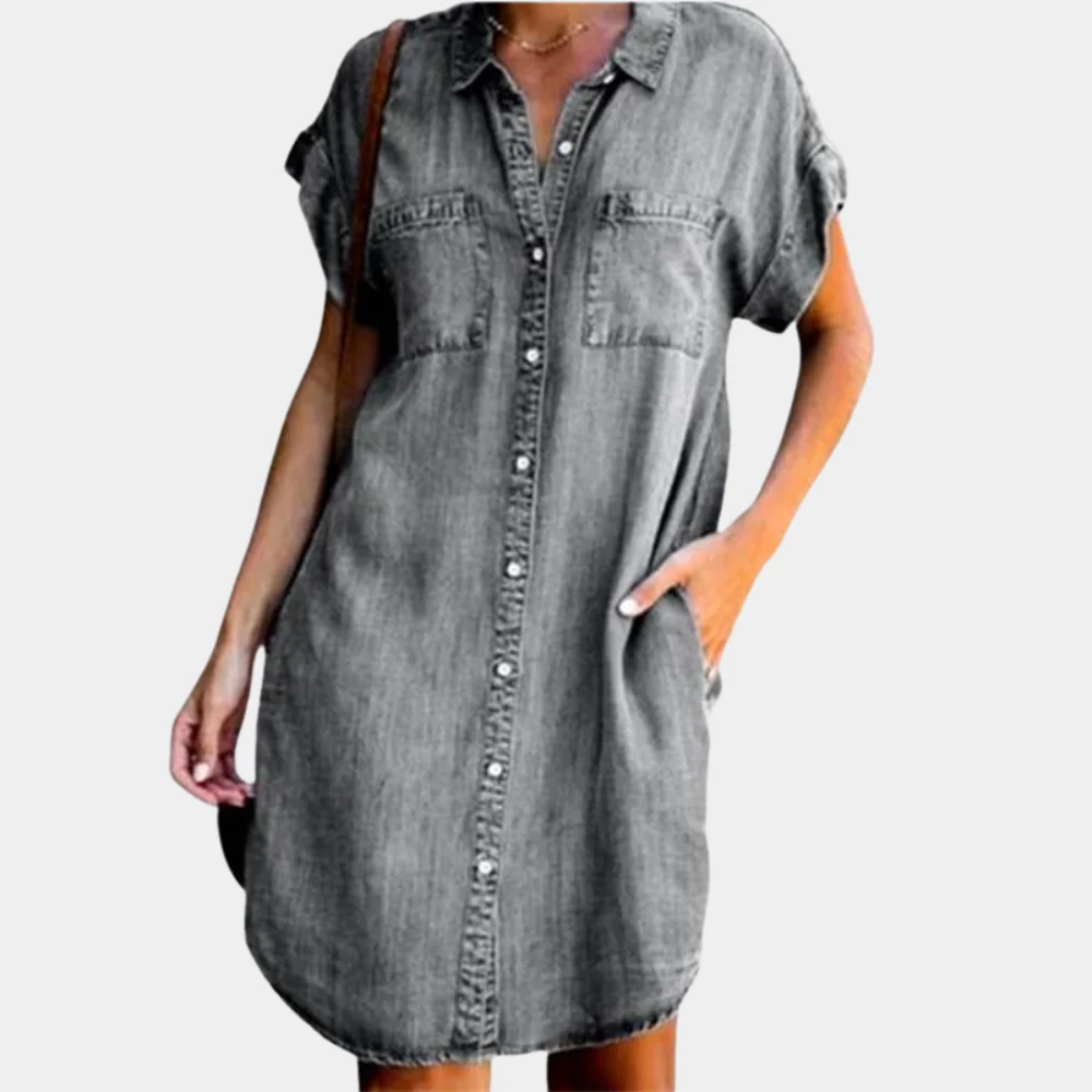 Noor – Lichte denim jurk met borstzakken en rechte snit