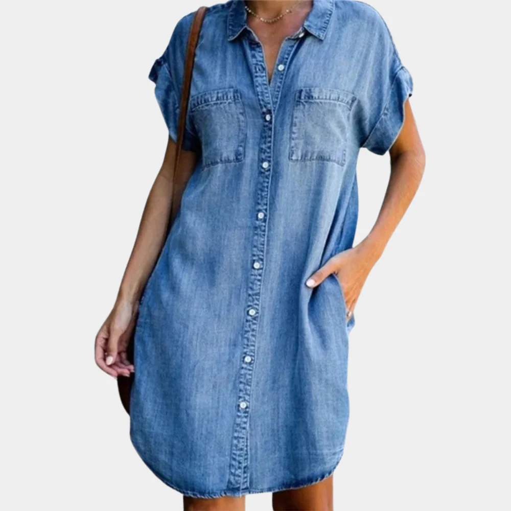 Noor – Lichte denim jurk met borstzakken en rechte snit