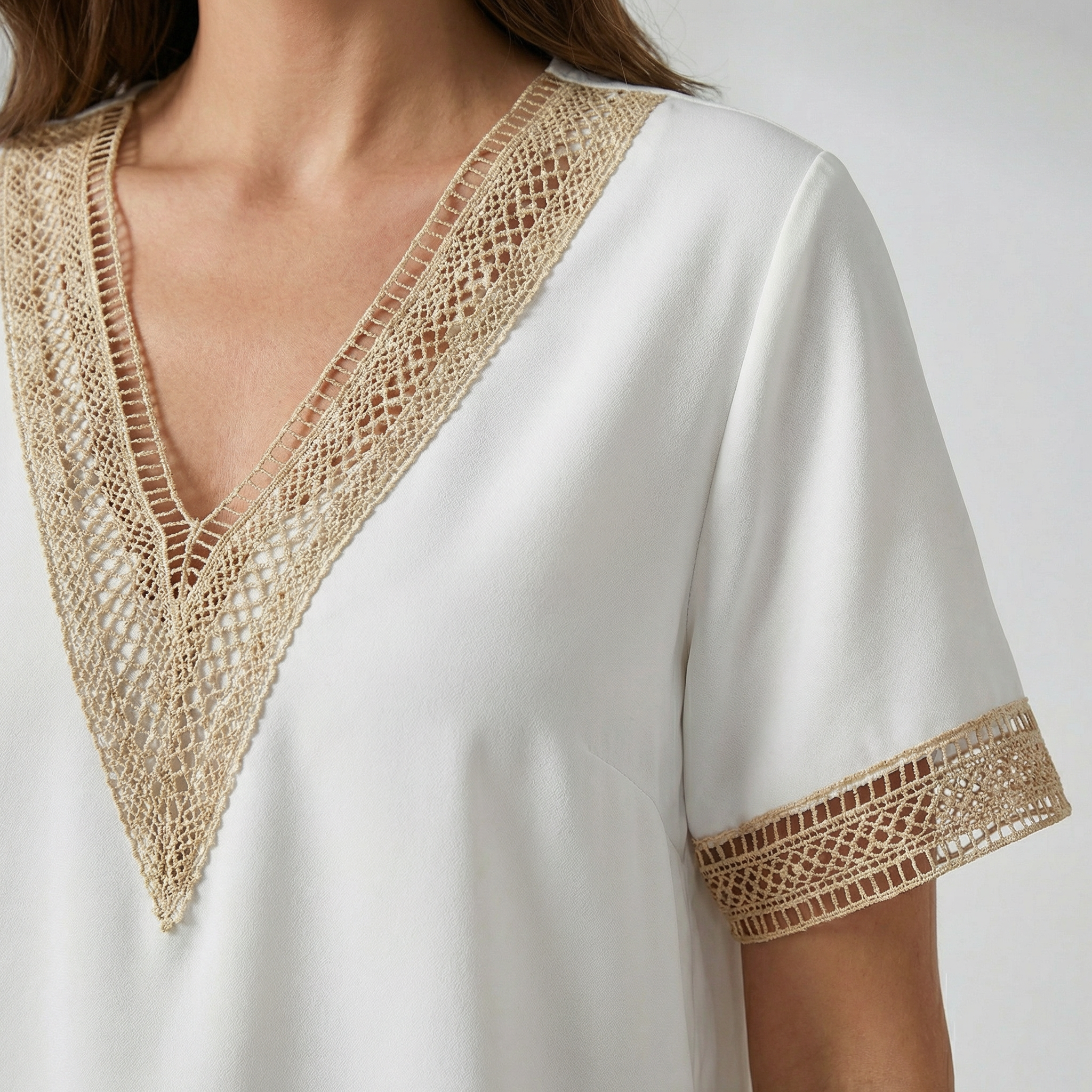 Dames top met V-hals en gouden randdetail