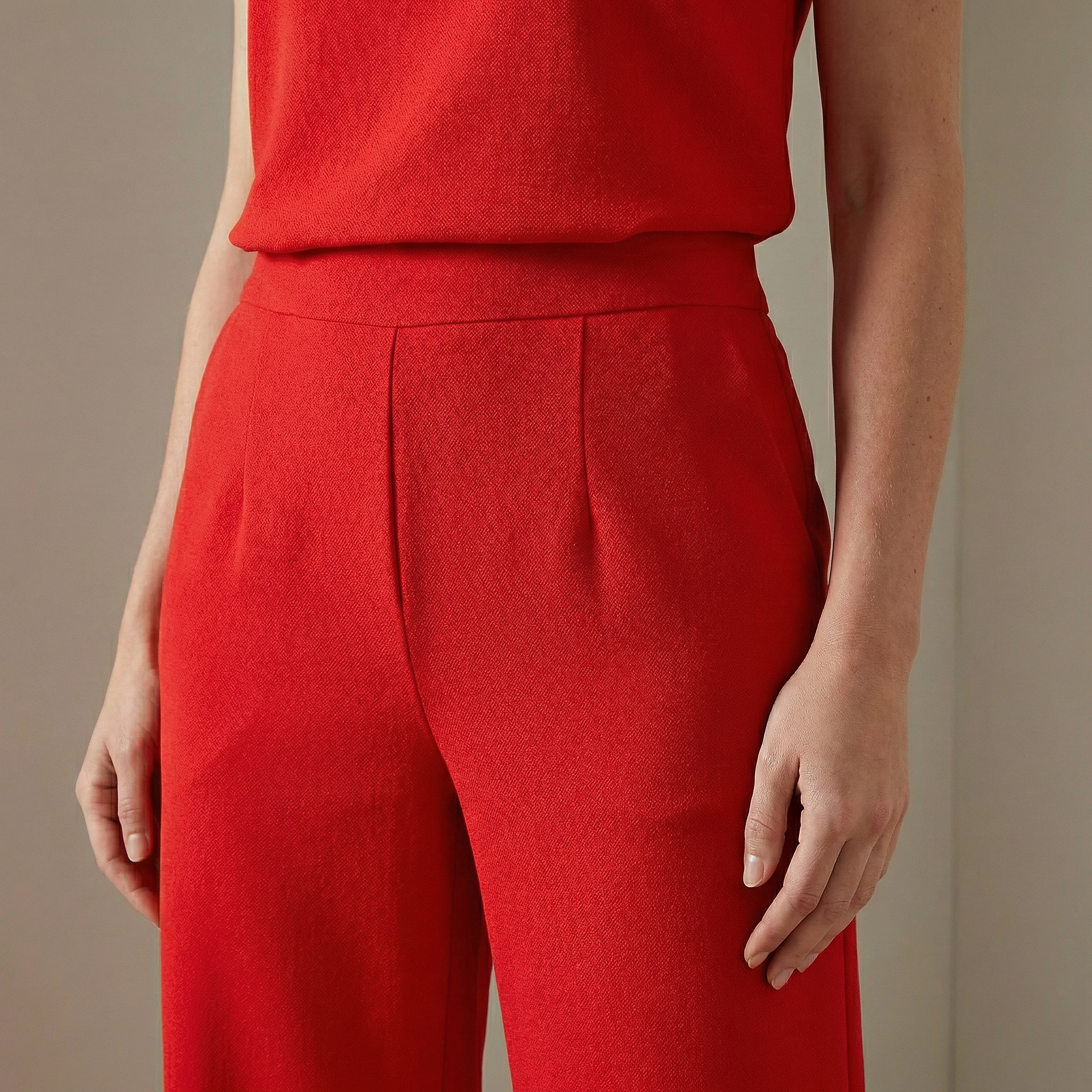 Mouwloze jumpsuit met ronde hals en rechte pijpen