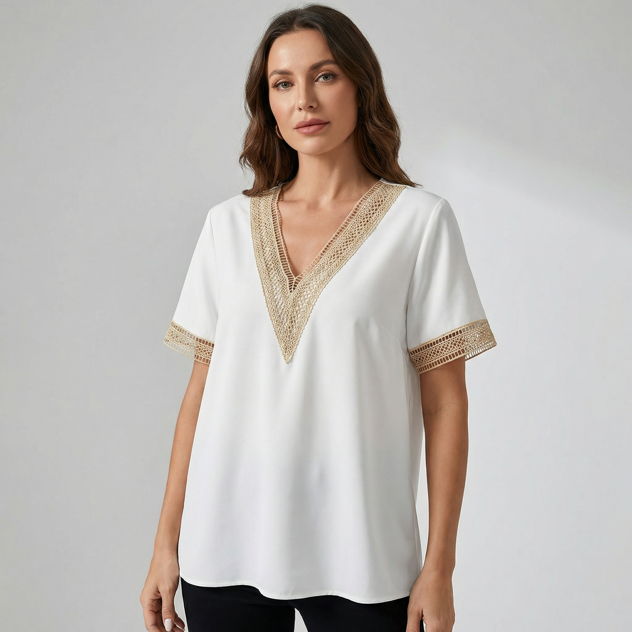 Dames top met V-hals en gouden randdetail