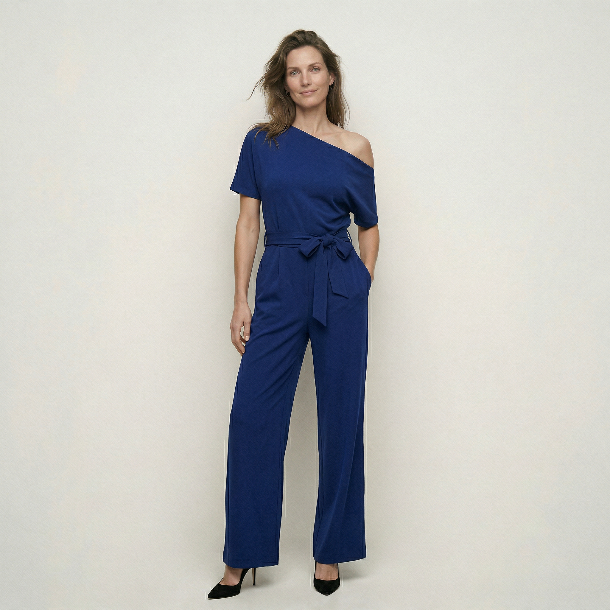 One shoulder jumpsuit met strikceintuur en wijde pijpen