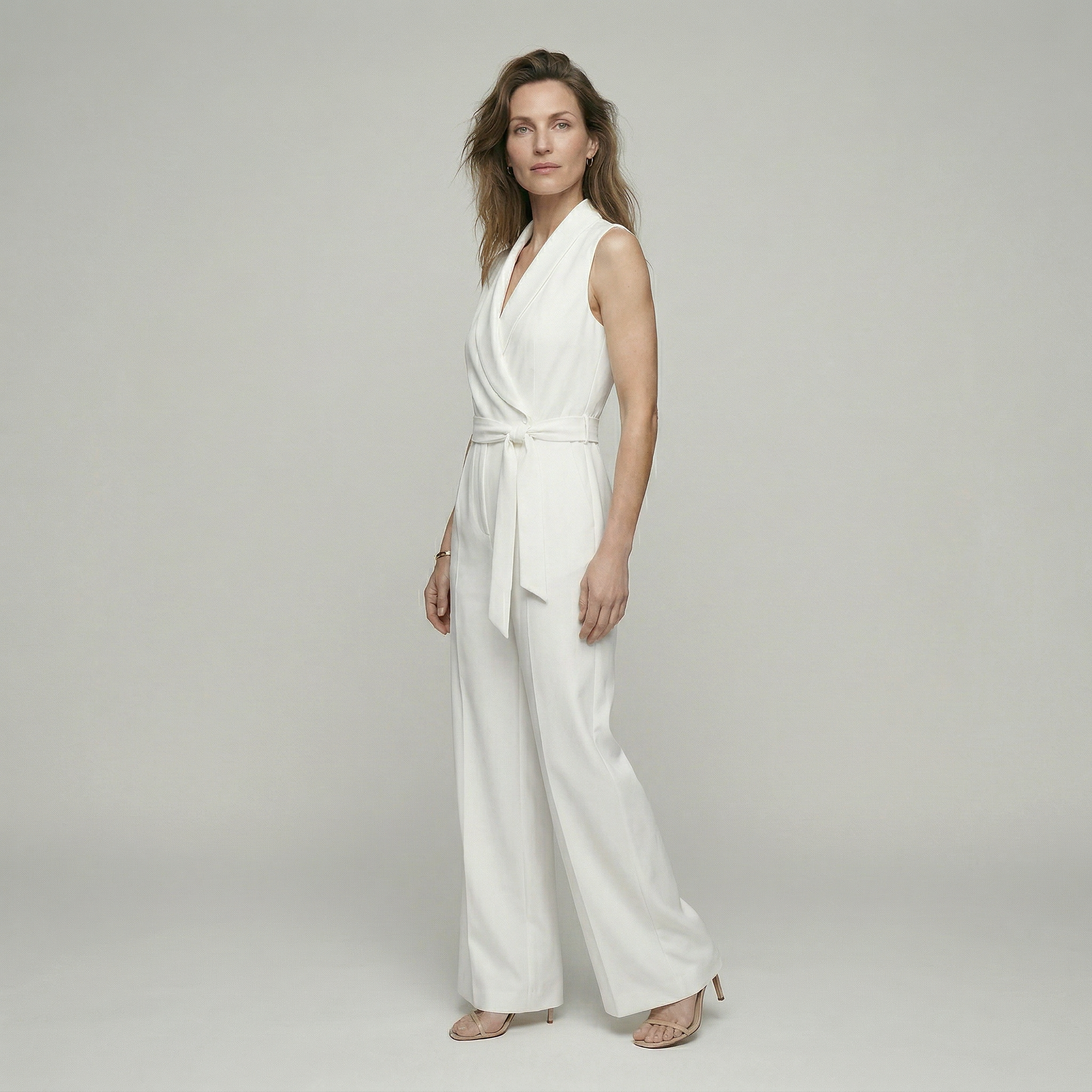 Overslag jumpsuit met strikceintuur en wijde pijpen