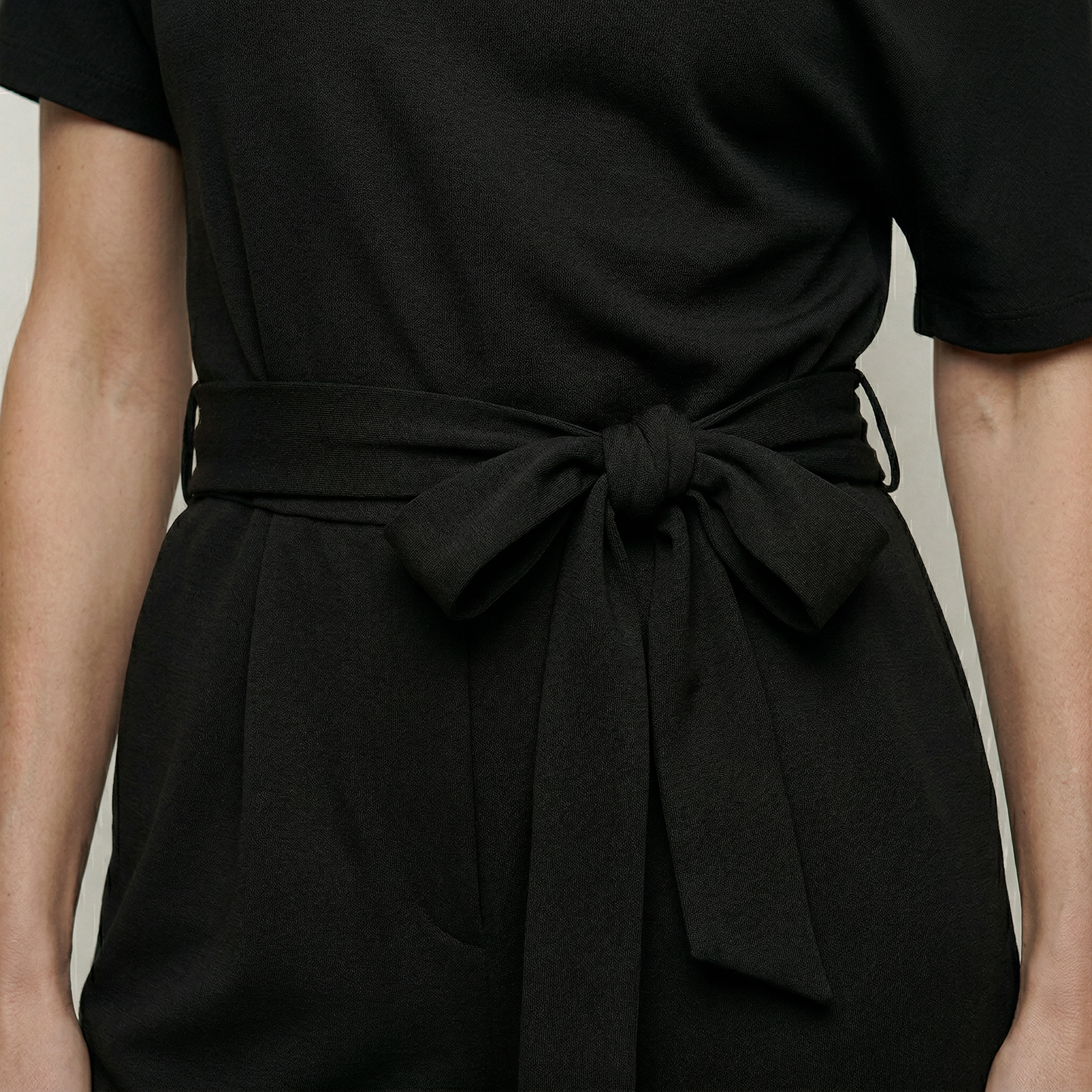 One shoulder jumpsuit met strikceintuur en wijde pijpen