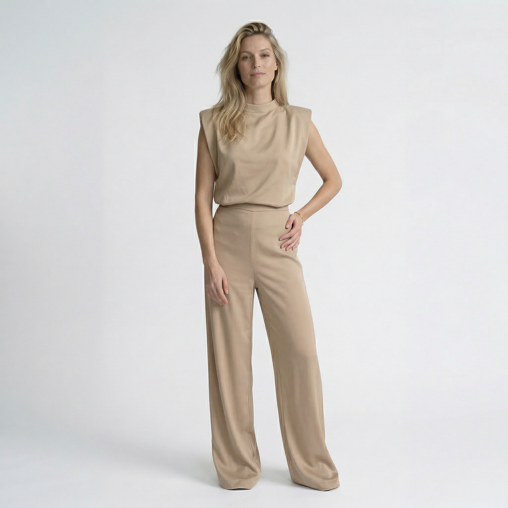 Satijnlook jumpsuit met hoge hals en open rug