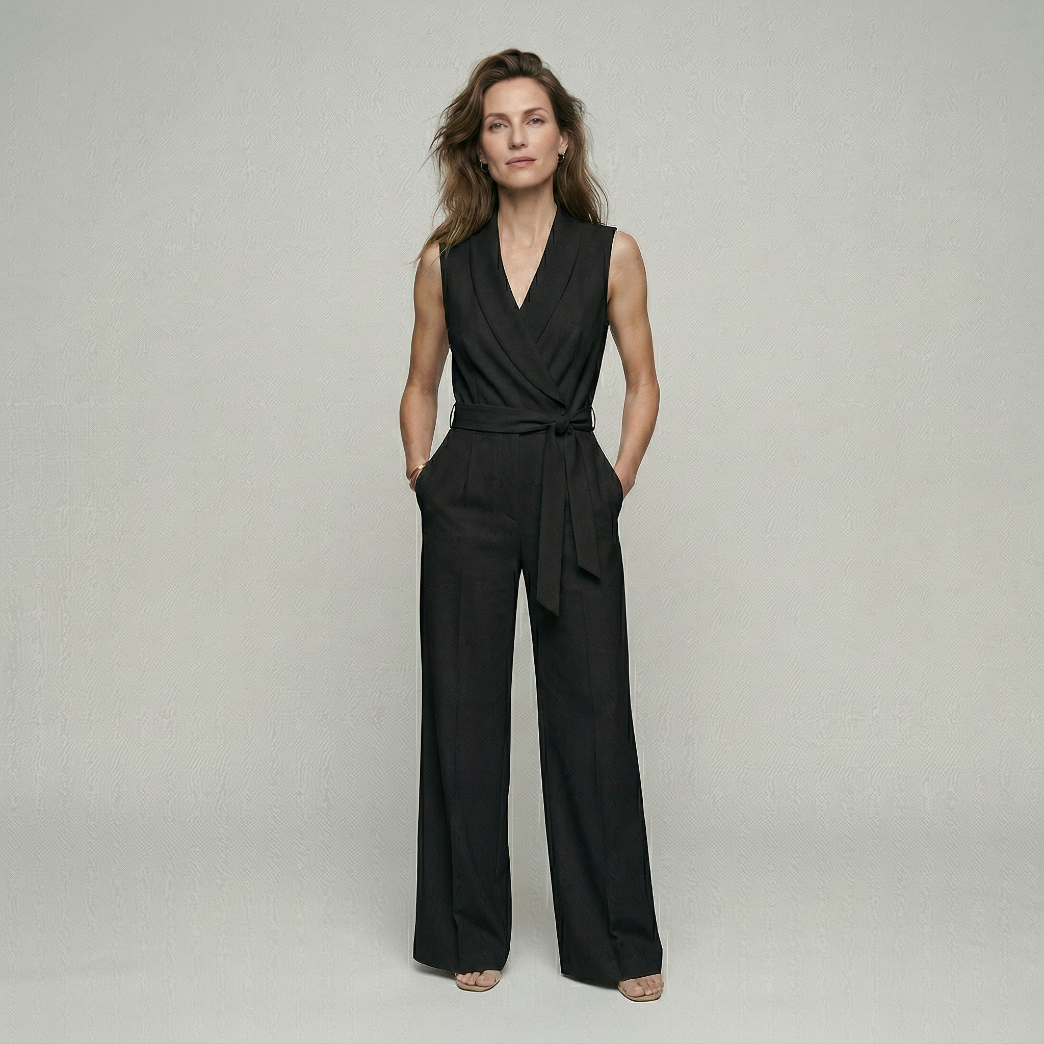 Overslag jumpsuit met strikceintuur en wijde pijpen