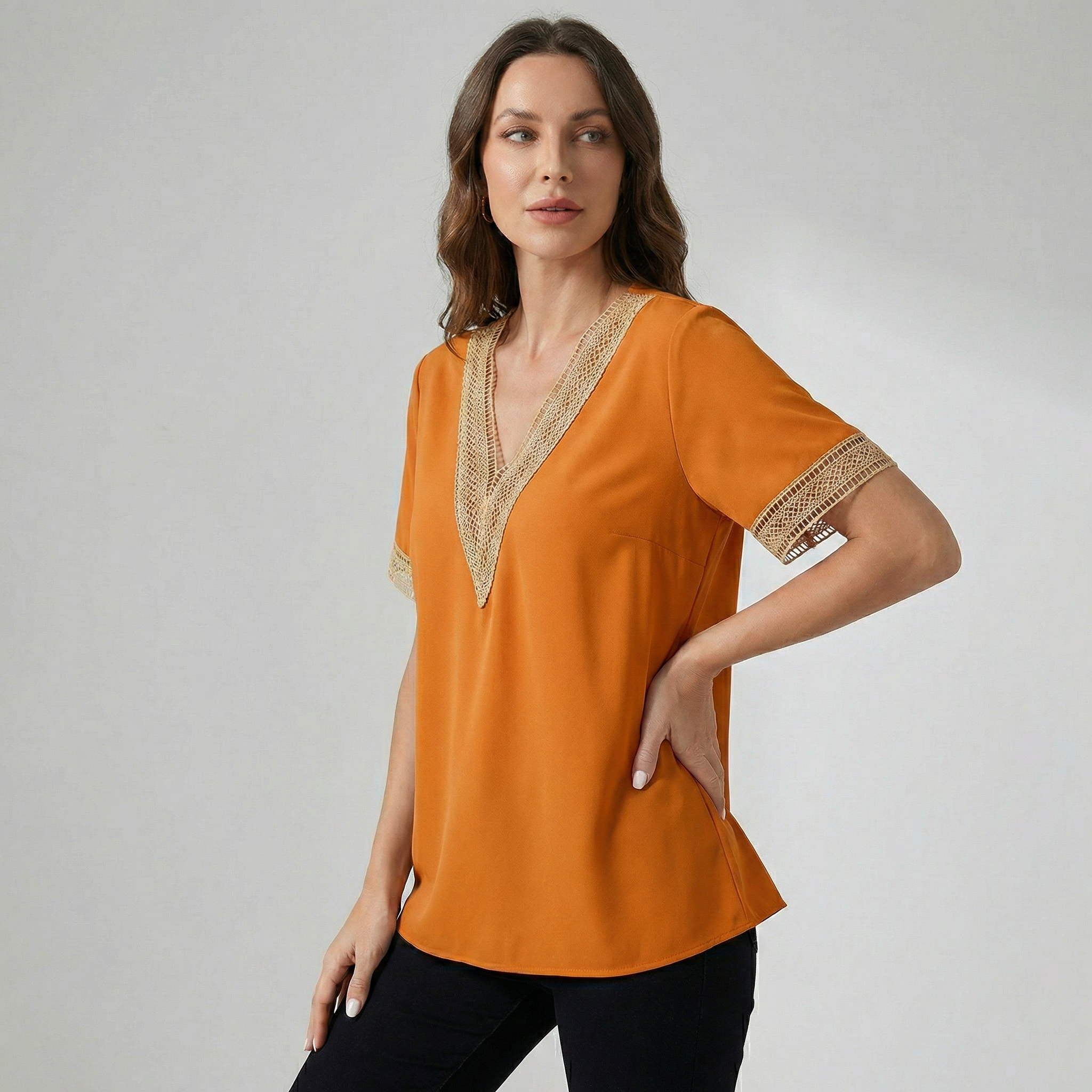 Dames top met V-hals en gouden randdetail