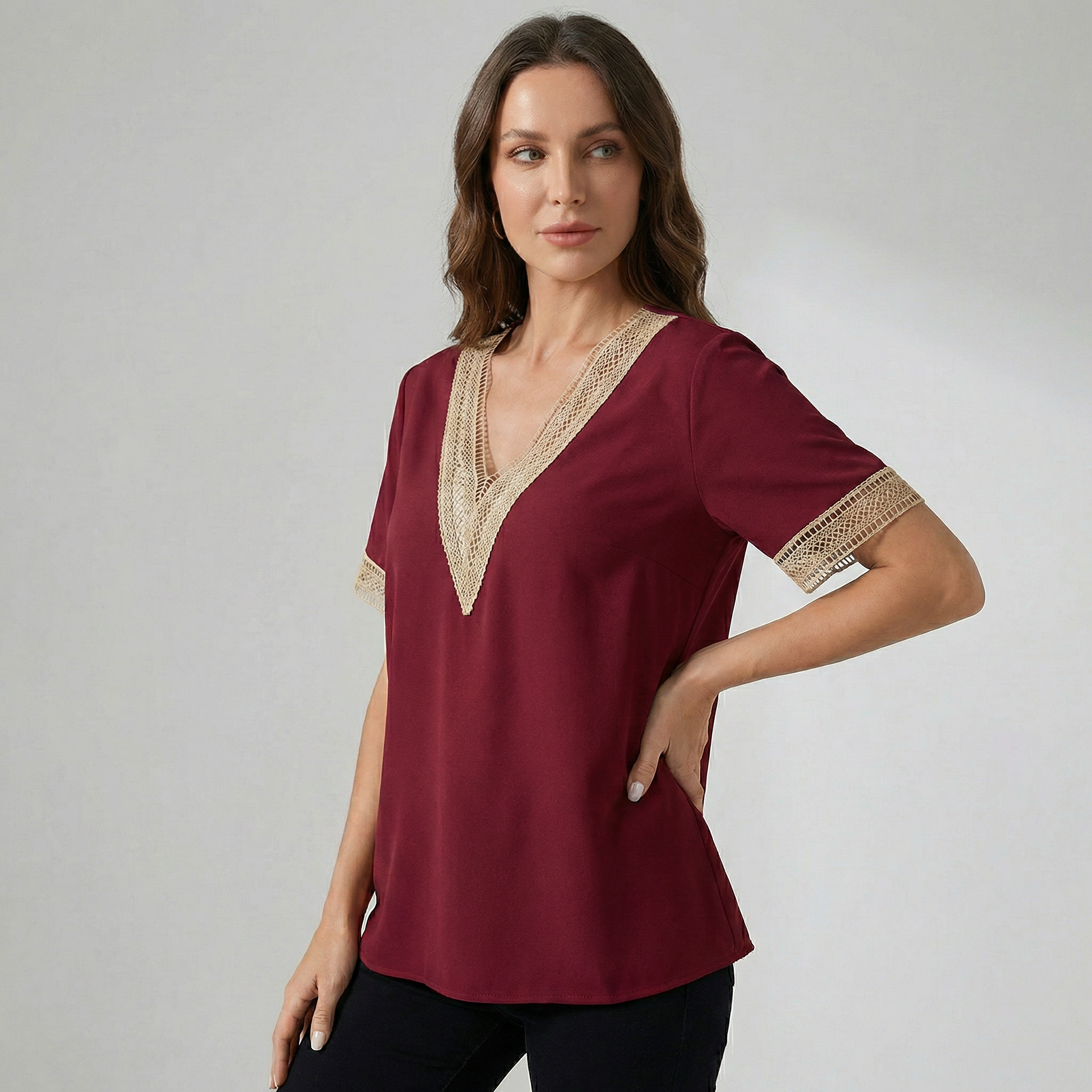 Dames top met V-hals en gouden randdetail
