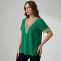 Dames top met V-hals en gouden randdetail