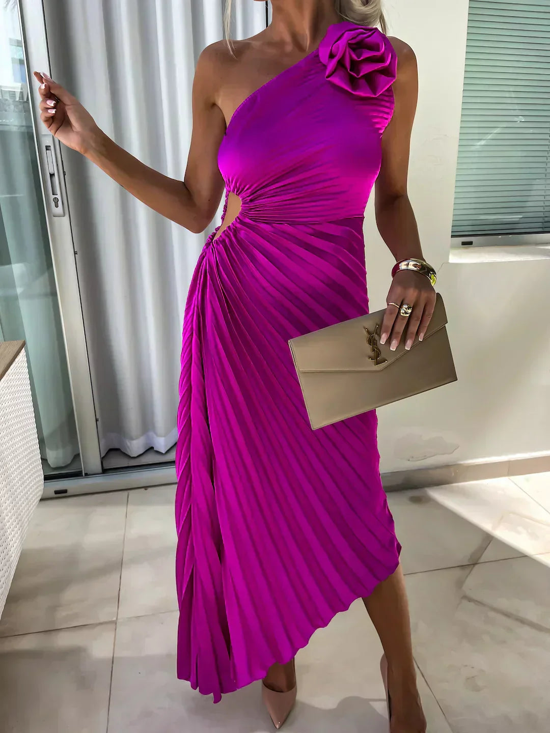 Mandy – Zwarte one-shoulder maxi-jurk met geplisseerde stof