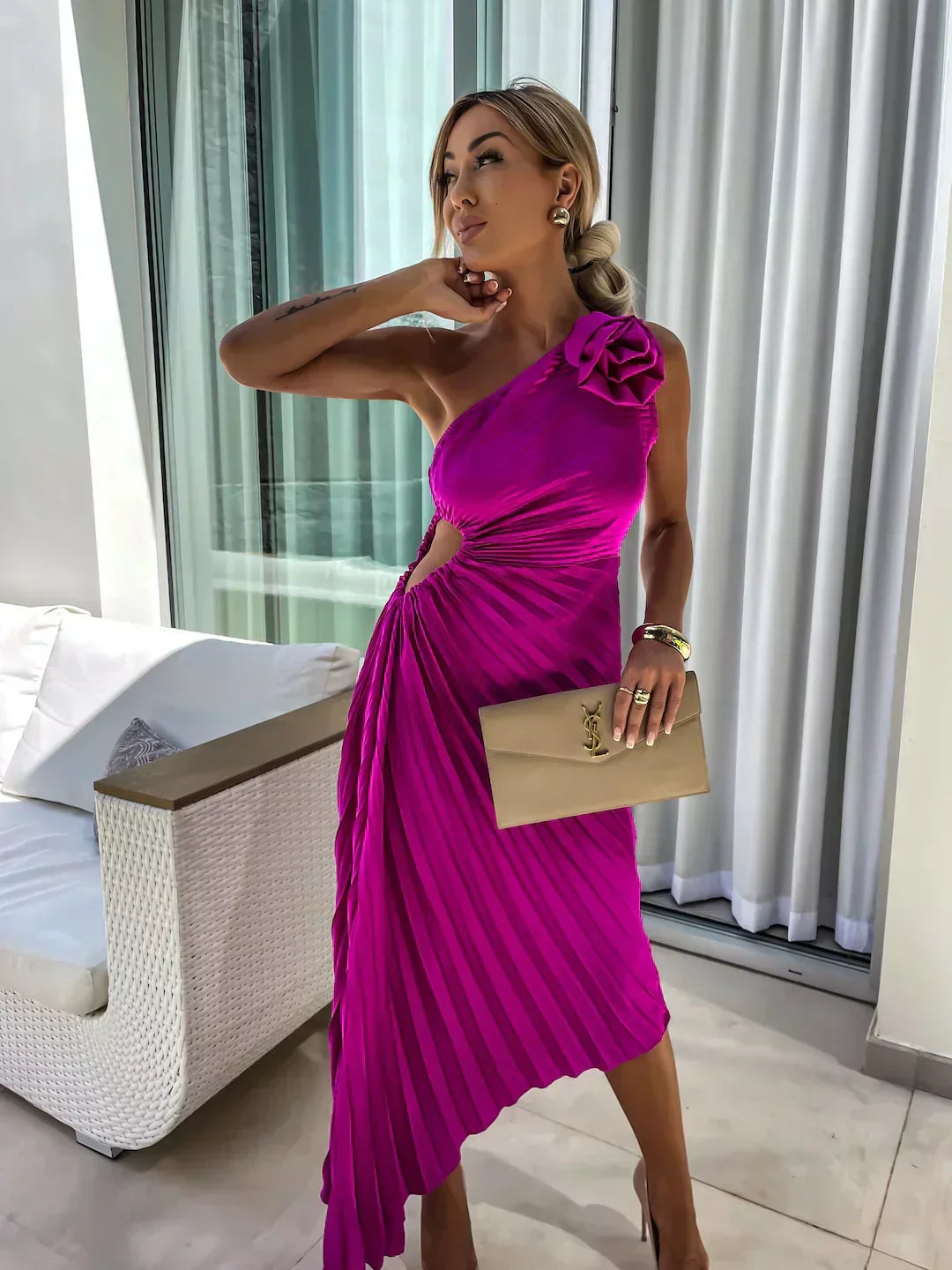 Mandy – Zwarte one-shoulder maxi-jurk met geplisseerde stof