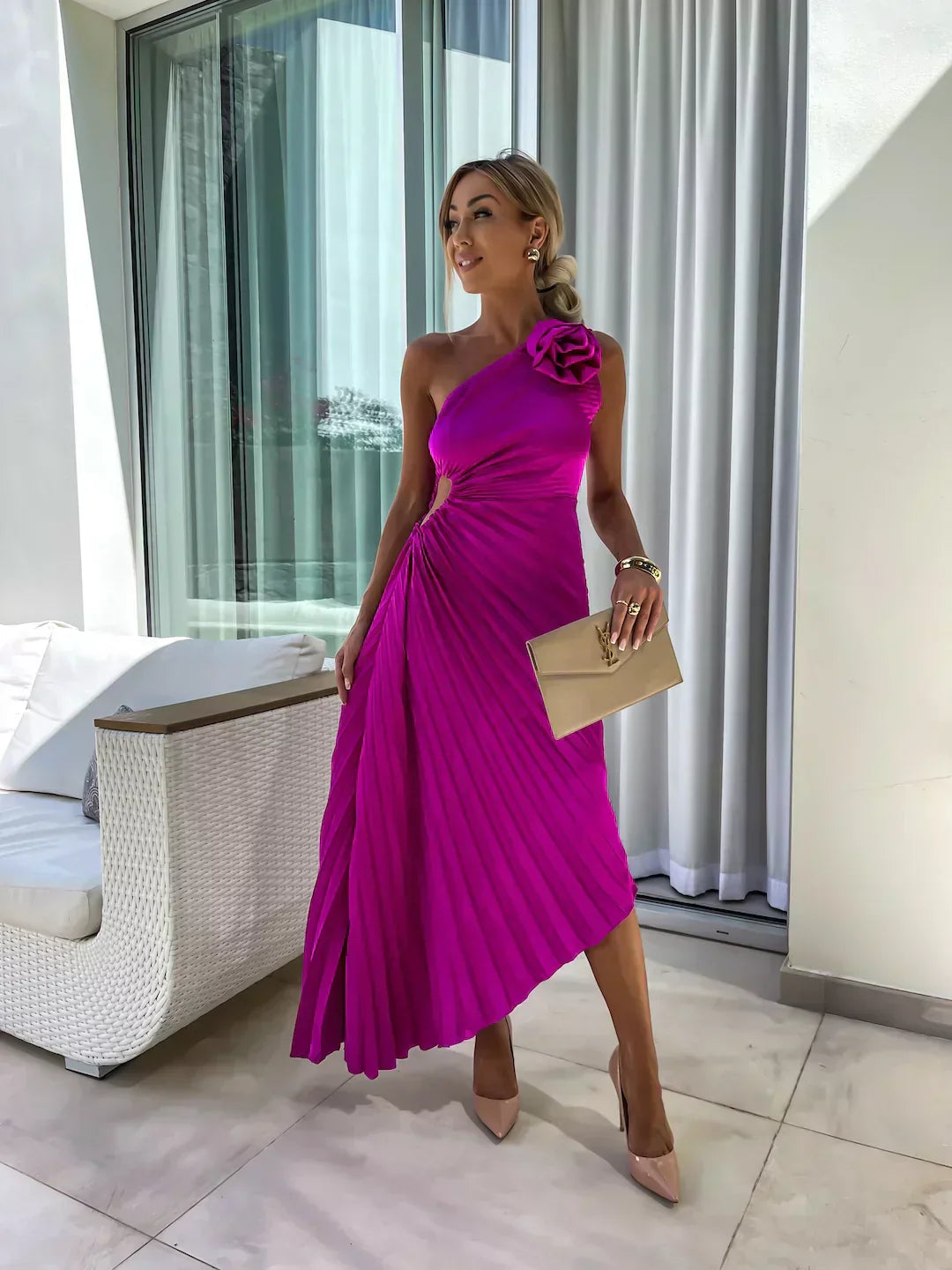 Mandy – Zwarte one-shoulder maxi-jurk met geplisseerde stof