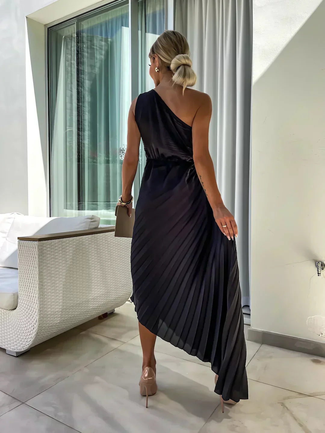 Mandy – Zwarte one-shoulder maxi-jurk met geplisseerde stof