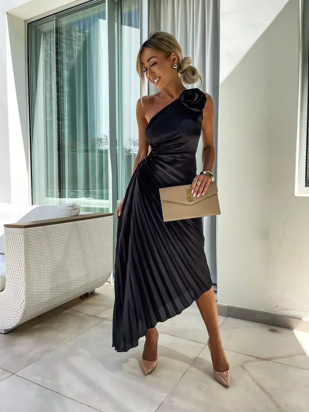 Mandy – Zwarte one-shoulder maxi-jurk met geplisseerde stof