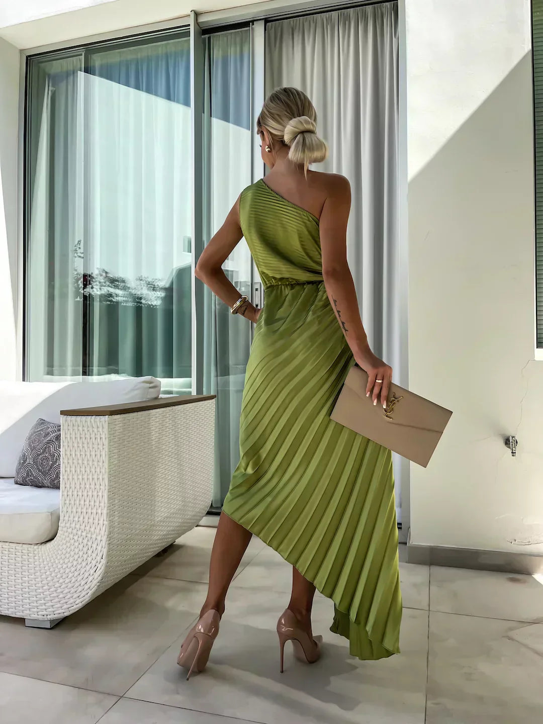Mandy – Zwarte one-shoulder maxi-jurk met geplisseerde stof