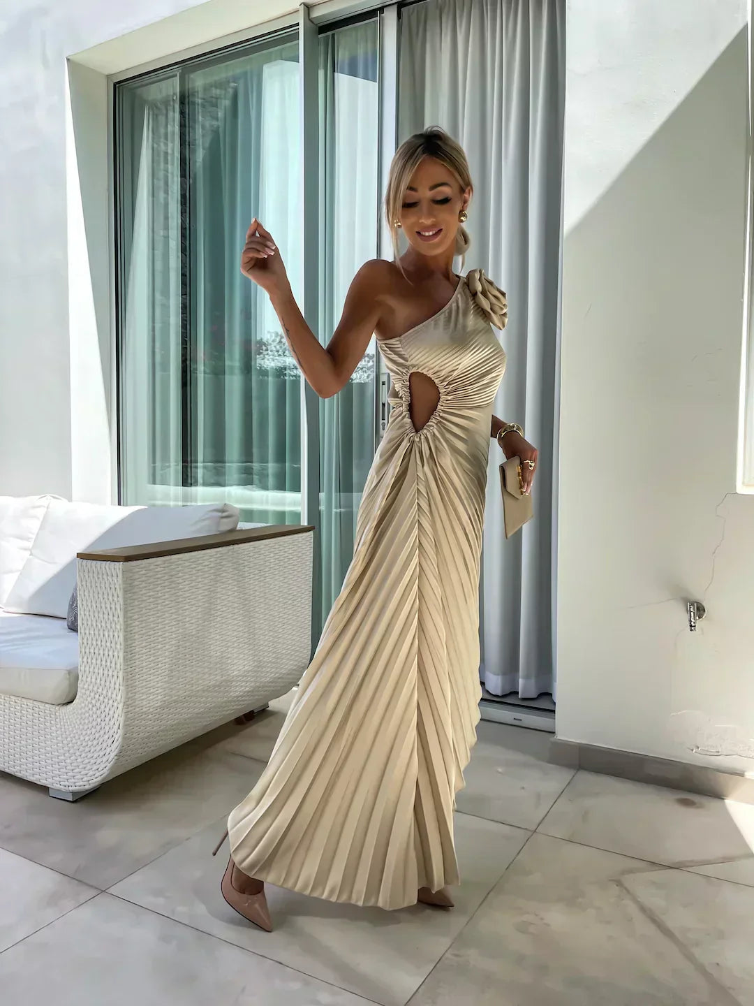 Mandy – Zwarte one-shoulder maxi-jurk met geplisseerde stof