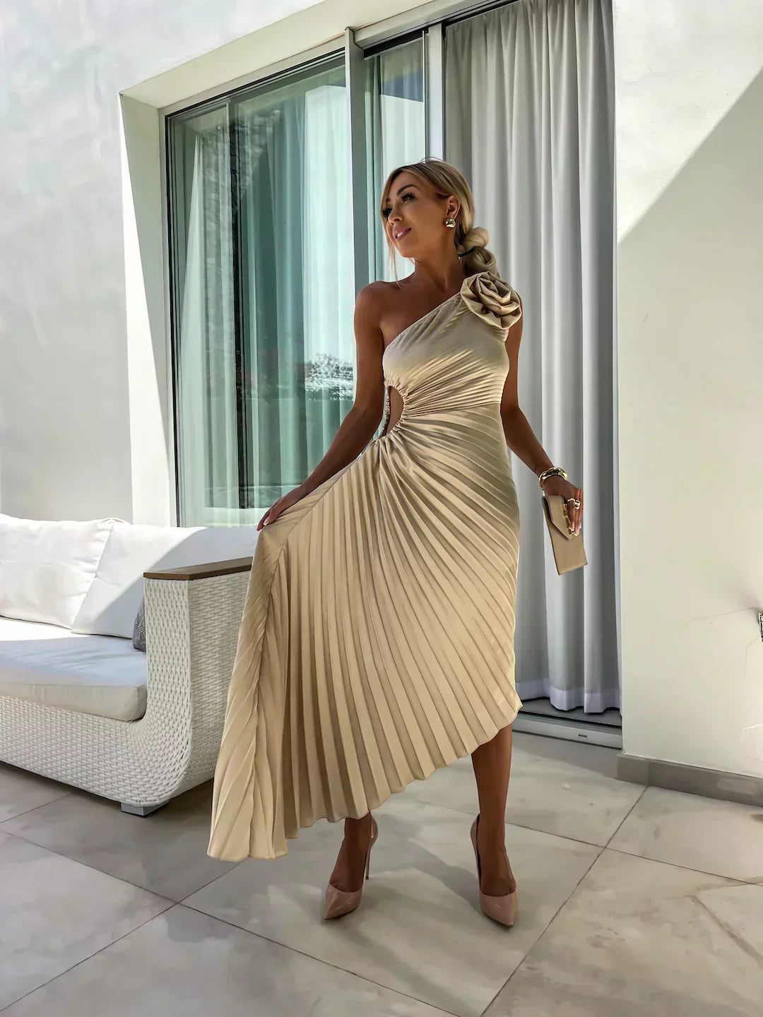 Mandy – Zwarte one-shoulder maxi-jurk met geplisseerde stof