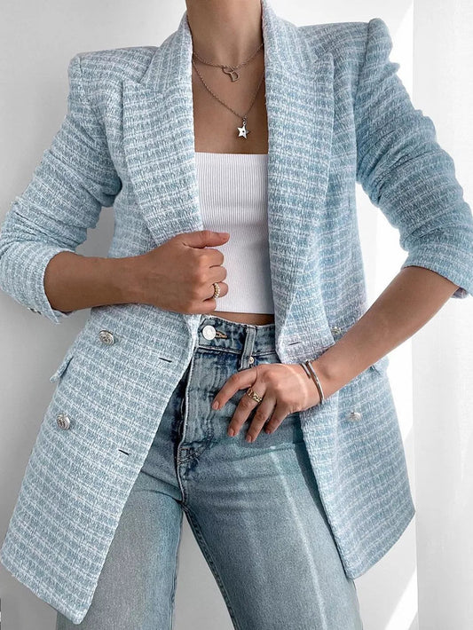 Livia – lichtblauwe tweed blazer met ruitjespatroon en halflange pasvorm