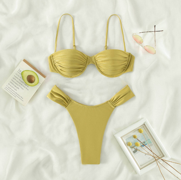 Kate – Bandeau bikini-set met ruches top en high-cut slip