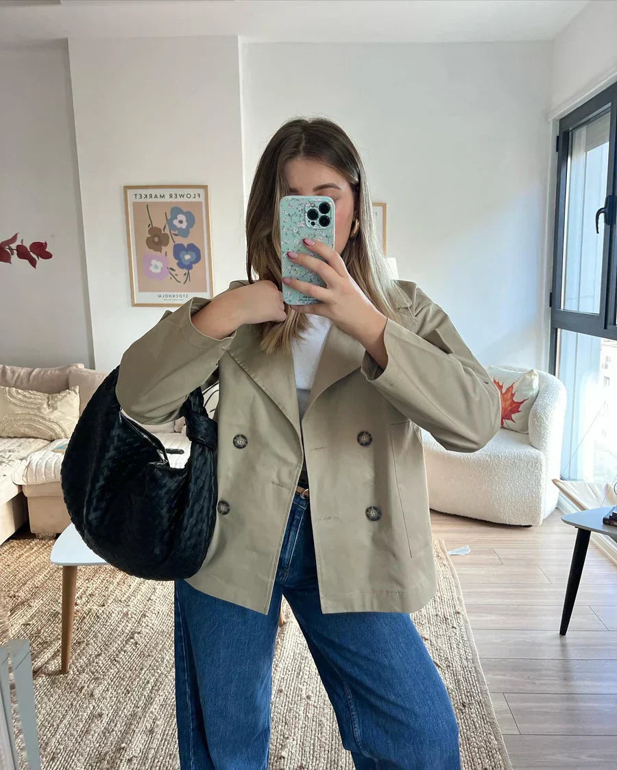 Claire – korte trenchcoat met losse pasvorm en brede revers