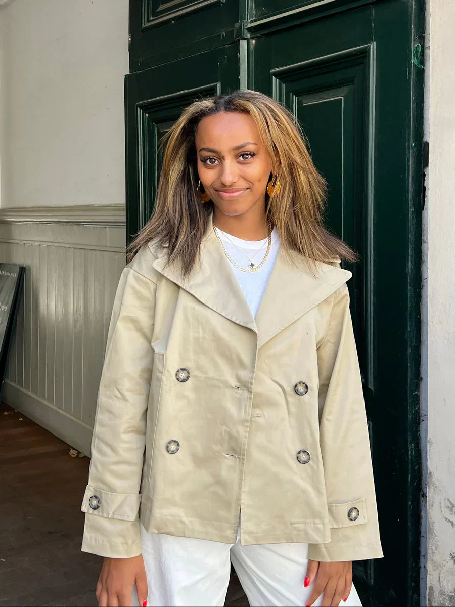 Claire – korte trenchcoat met losse pasvorm en brede revers