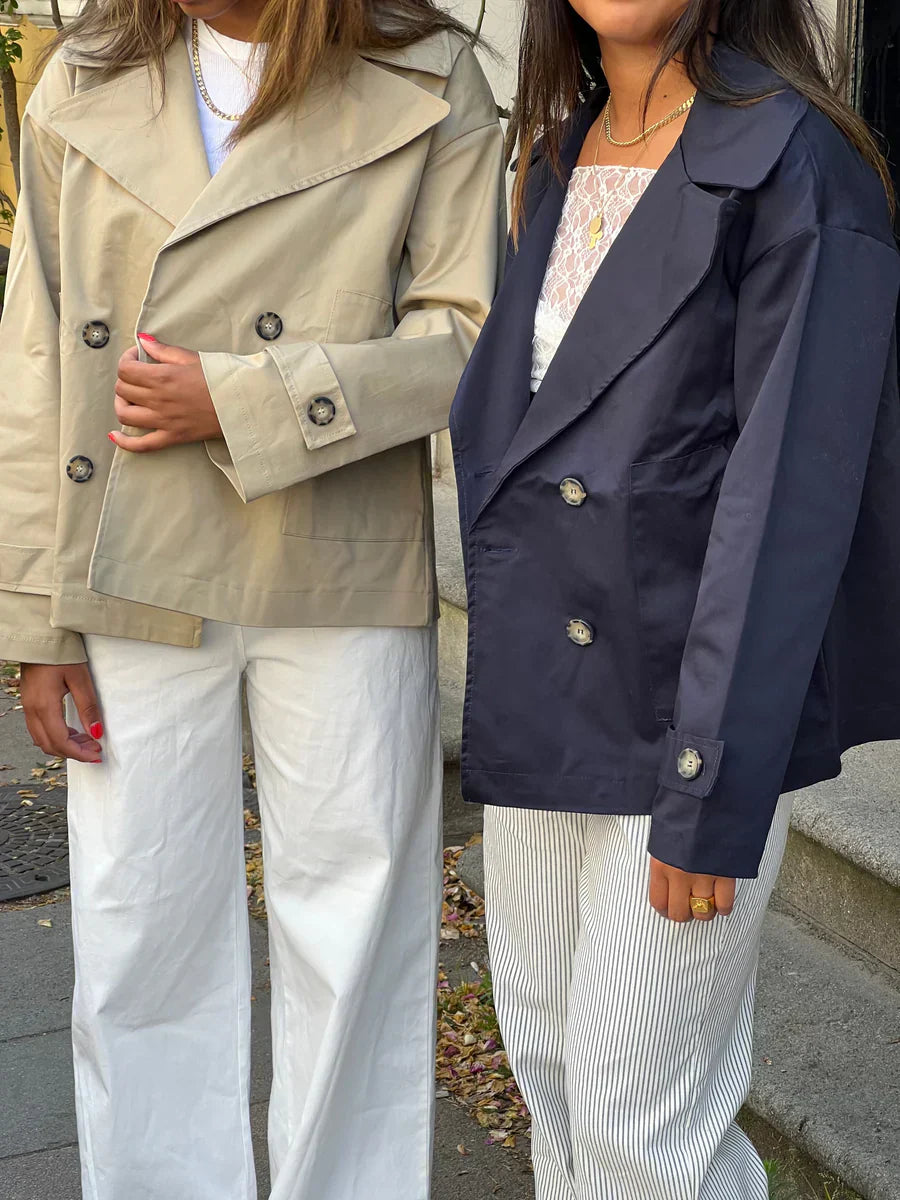 Claire – korte trenchcoat met losse pasvorm en brede revers