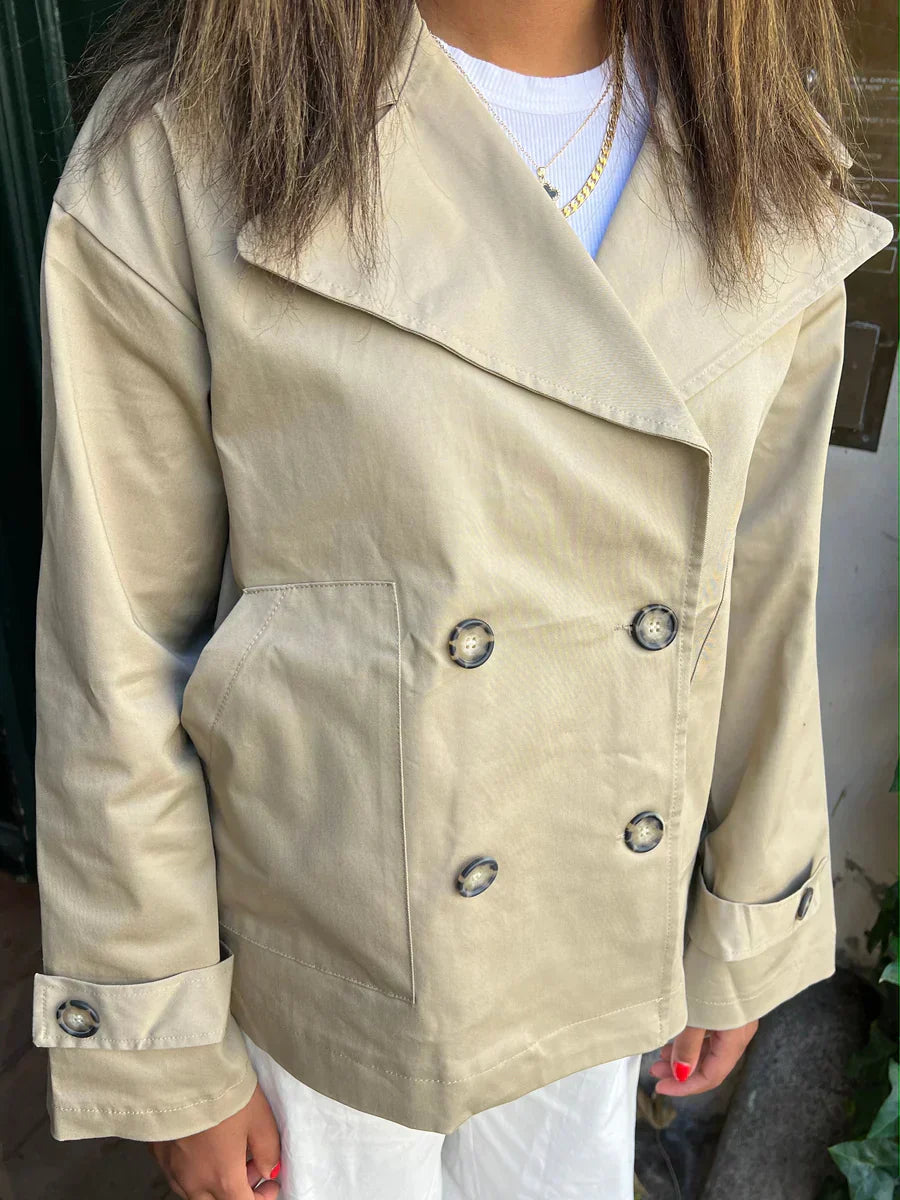 Claire – korte trenchcoat met losse pasvorm en brede revers