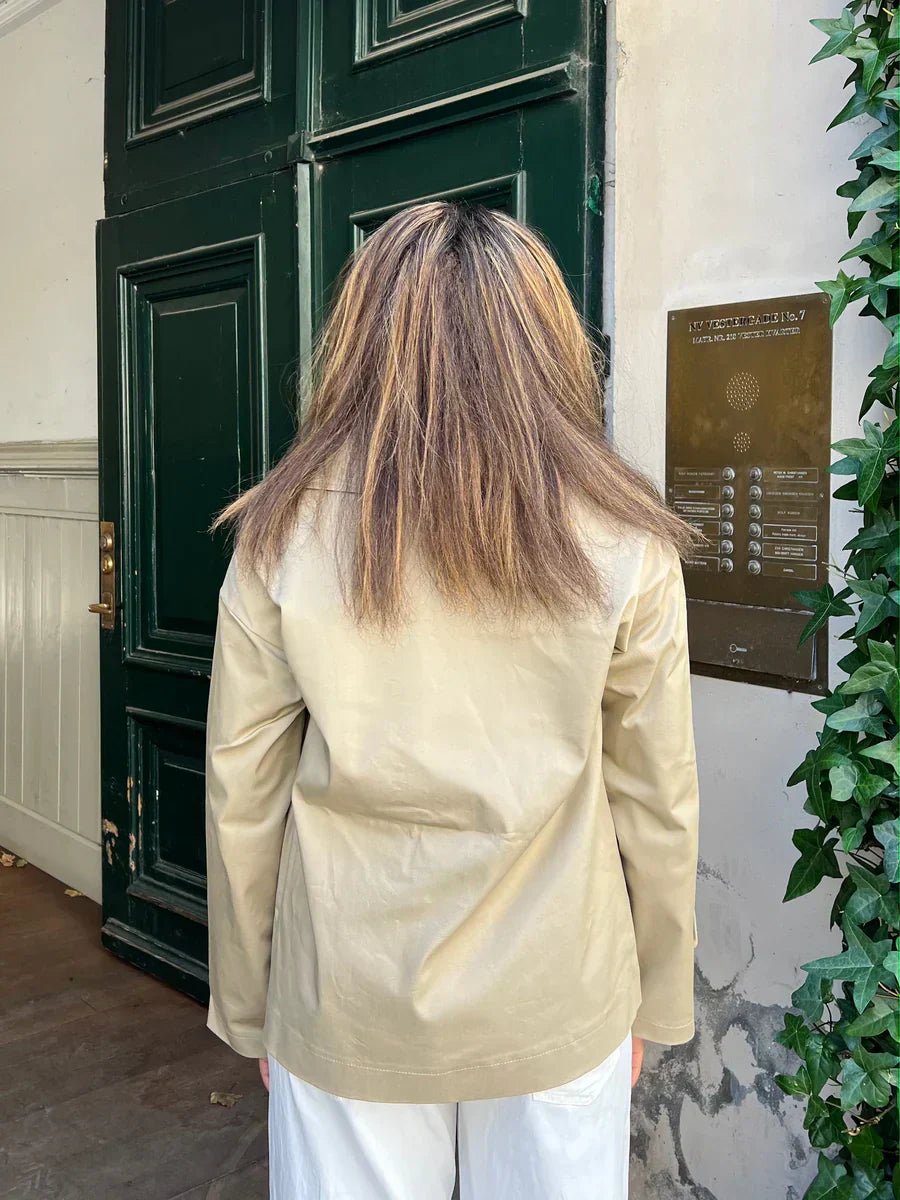 Claire – korte trenchcoat met losse pasvorm en brede revers