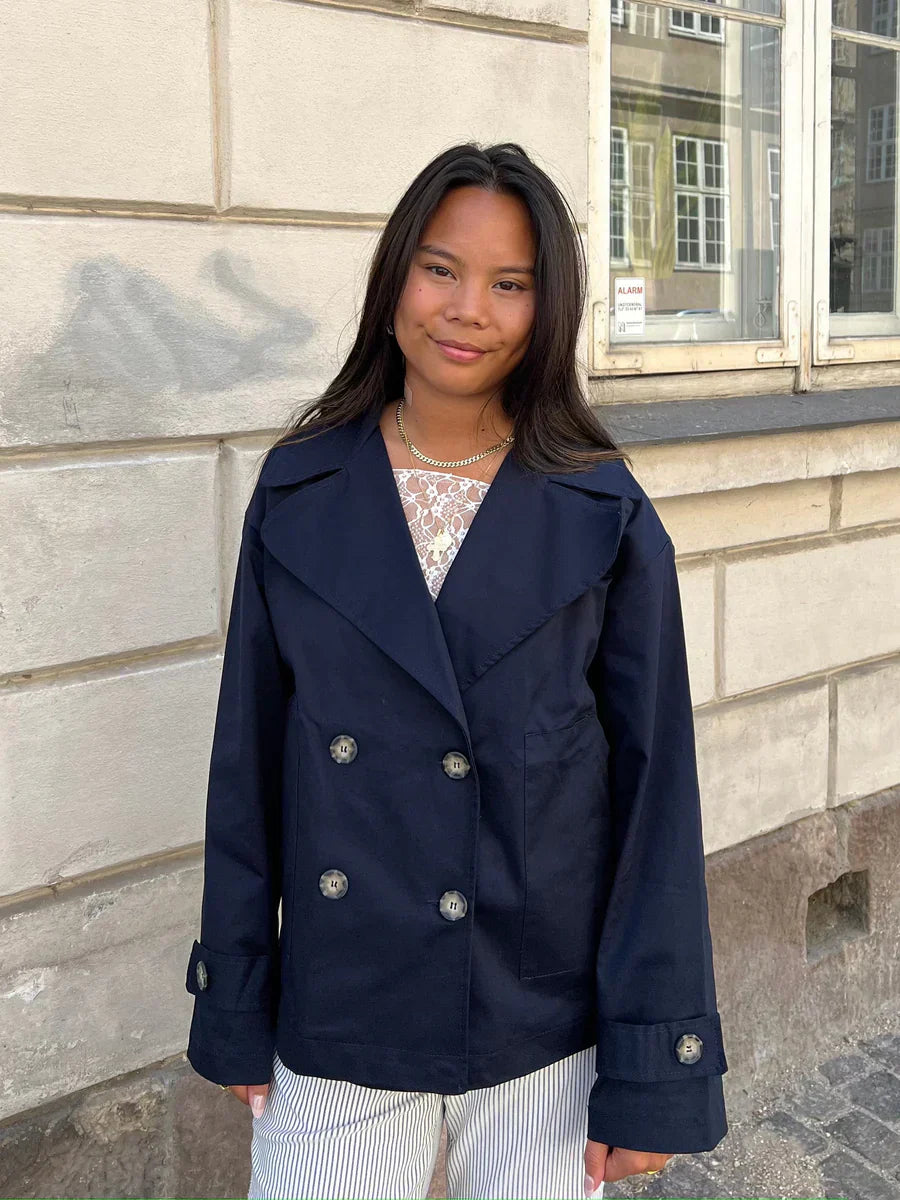 Claire – korte trenchcoat met losse pasvorm en brede revers