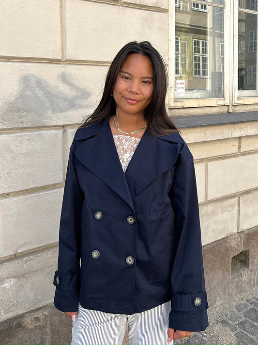Claire – korte trenchcoat met losse pasvorm en brede revers